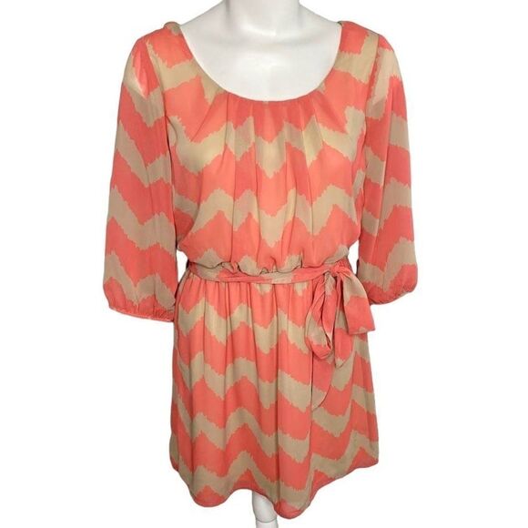 Lily Rose Coral Taupe Cheveron Scoop Neck‎ Belted Chiffon Dress sz Small NEW - Picture 1 of 8